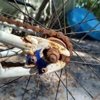Dérailleur de vélo rouillé avant traitement